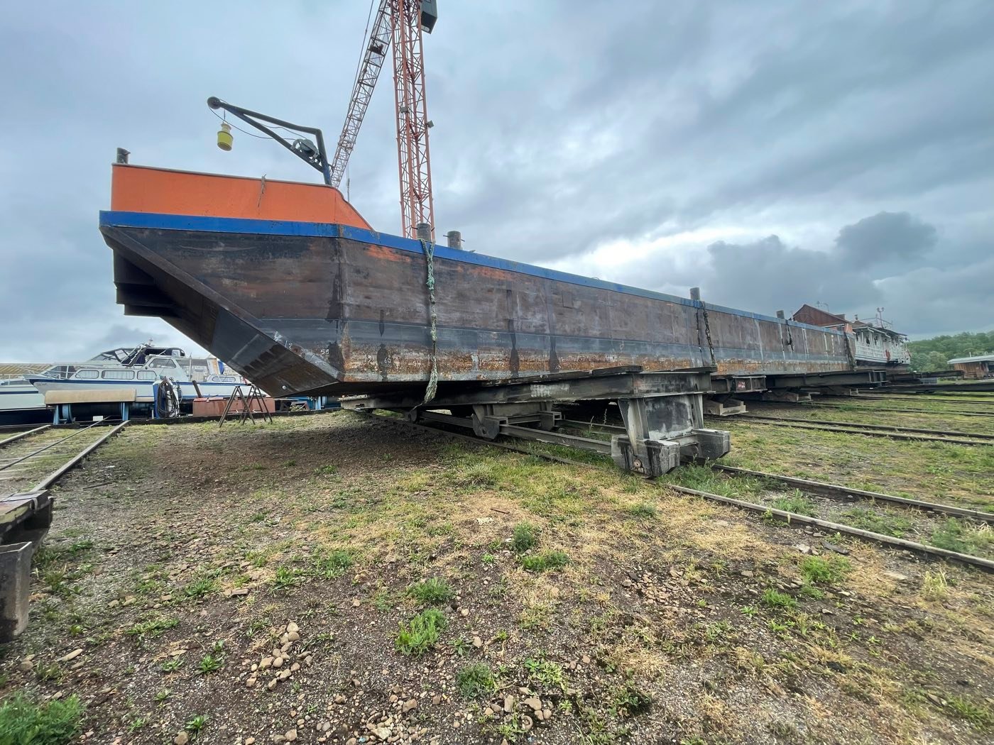 Bateau fluvial hissé en cale sèche pour une visite à sec