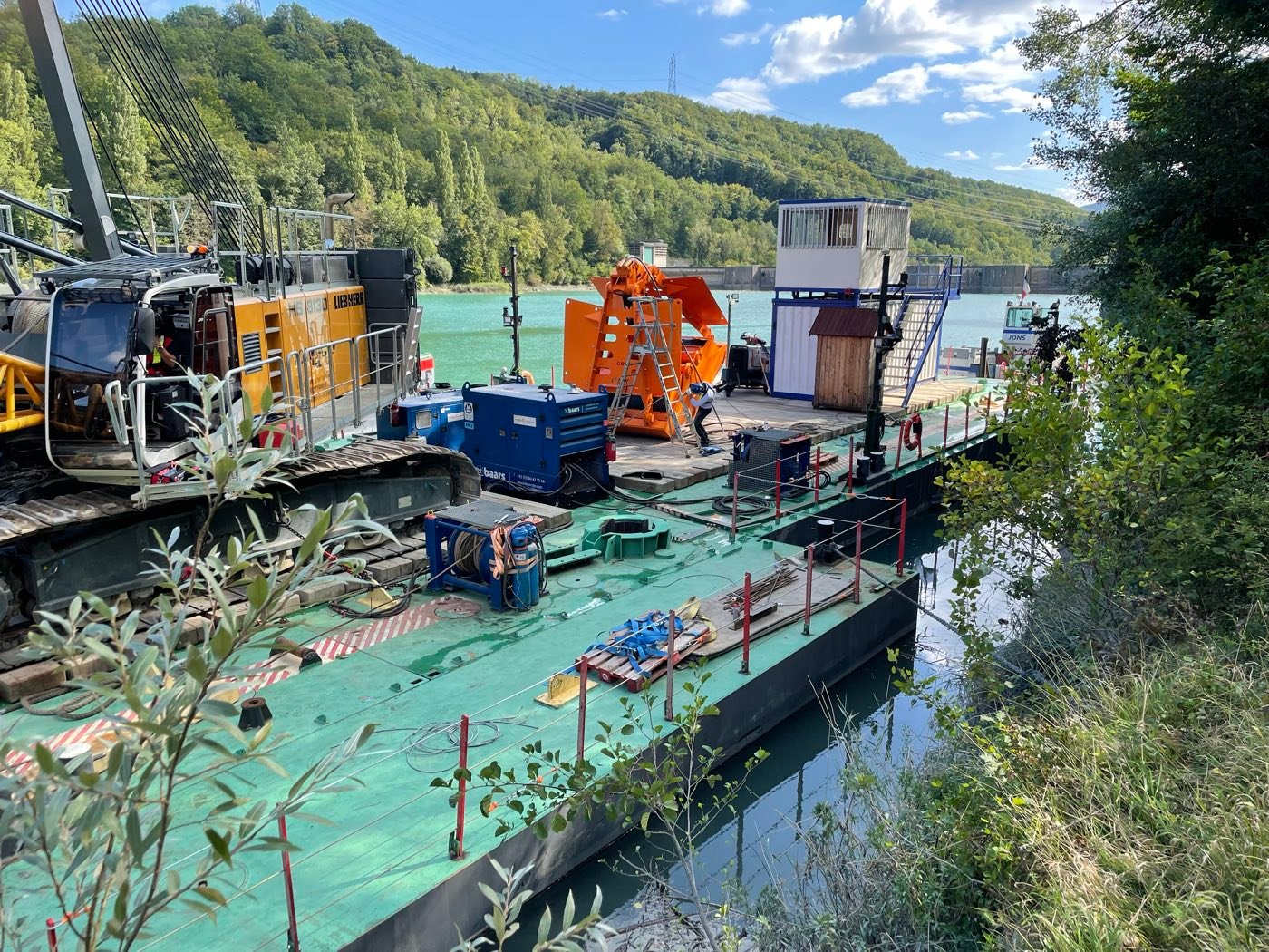 Chantier flottant équipé d'une grue sur une voie fluviale
