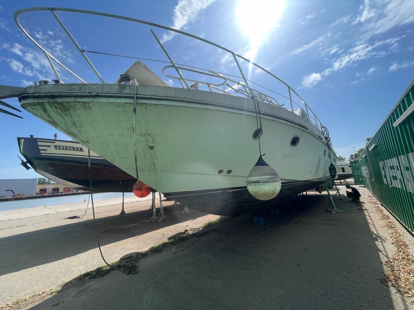 Coque d'un bateau de plaisance hors d'eau lors d'un contrôle de la présence d'osmose