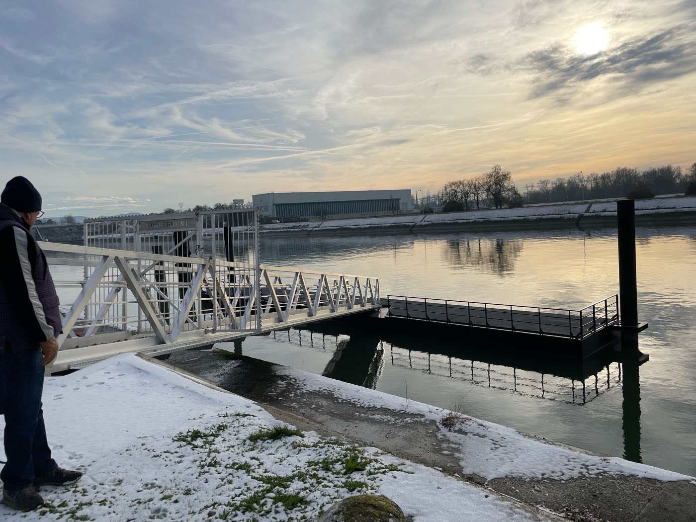 Inspection d'un ponton flottant sur une voie navigable